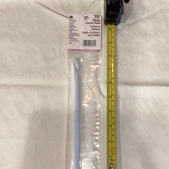 New Susan Bates 16mm Plastic Crochet Hook - Picture 2 of 2